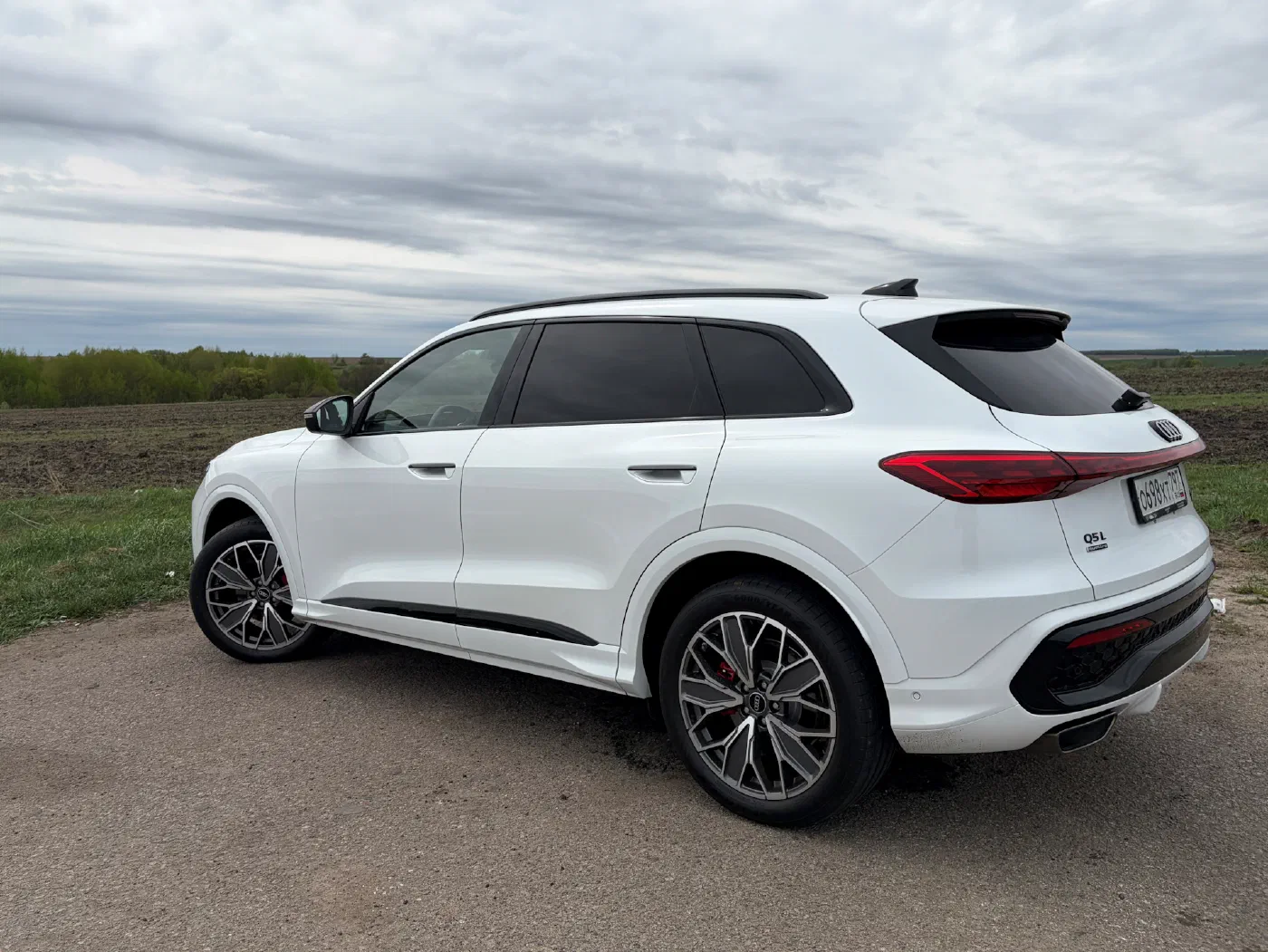 Красиво смотрится Белая Audi Q5L 2026 — вид снаружи