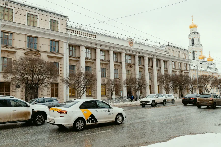 Общий вид зимнего Екатеринбурга: рассеянный свет, снег сглаживает линии