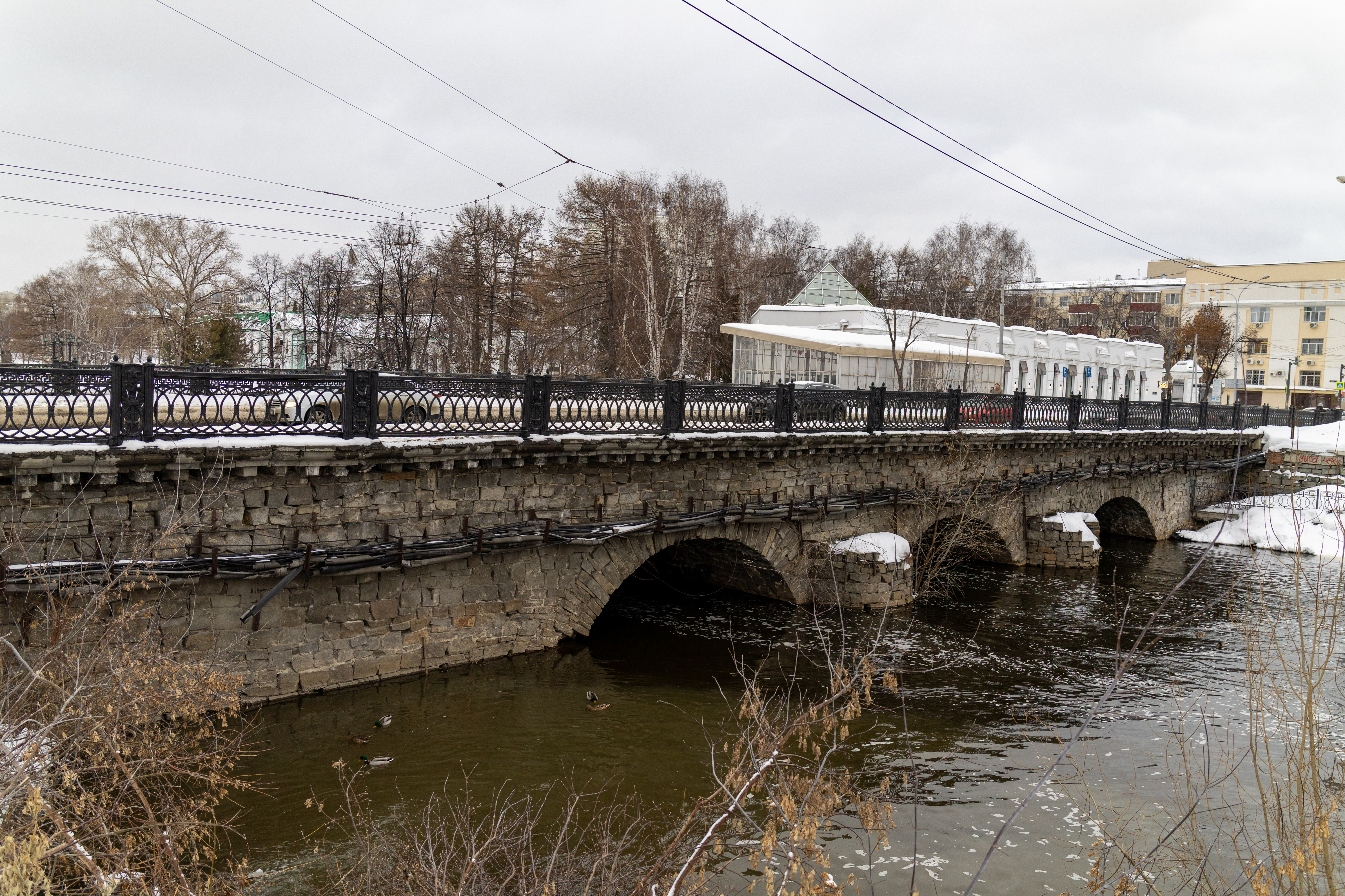 Храм-Памятник на Крови: белые стены, золотые купола на фоне серого уральского неба. Зимой контраст особенно выразителен.