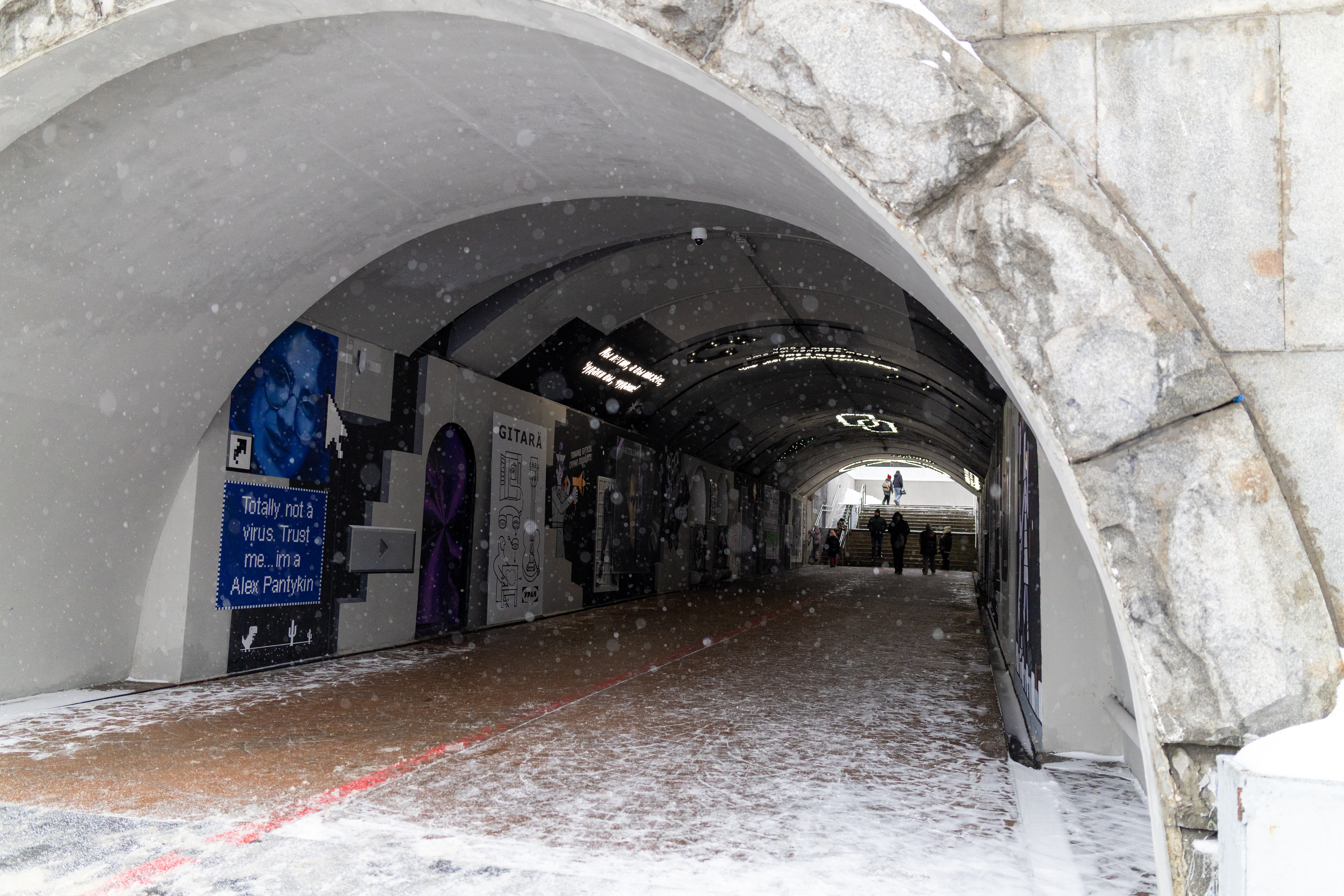 Плотина городского пруда (Плотинка): место, откуда вырос Екатеринбург. Вода бурлит подо льдом, пар из-под моста, барельефы на стенах.