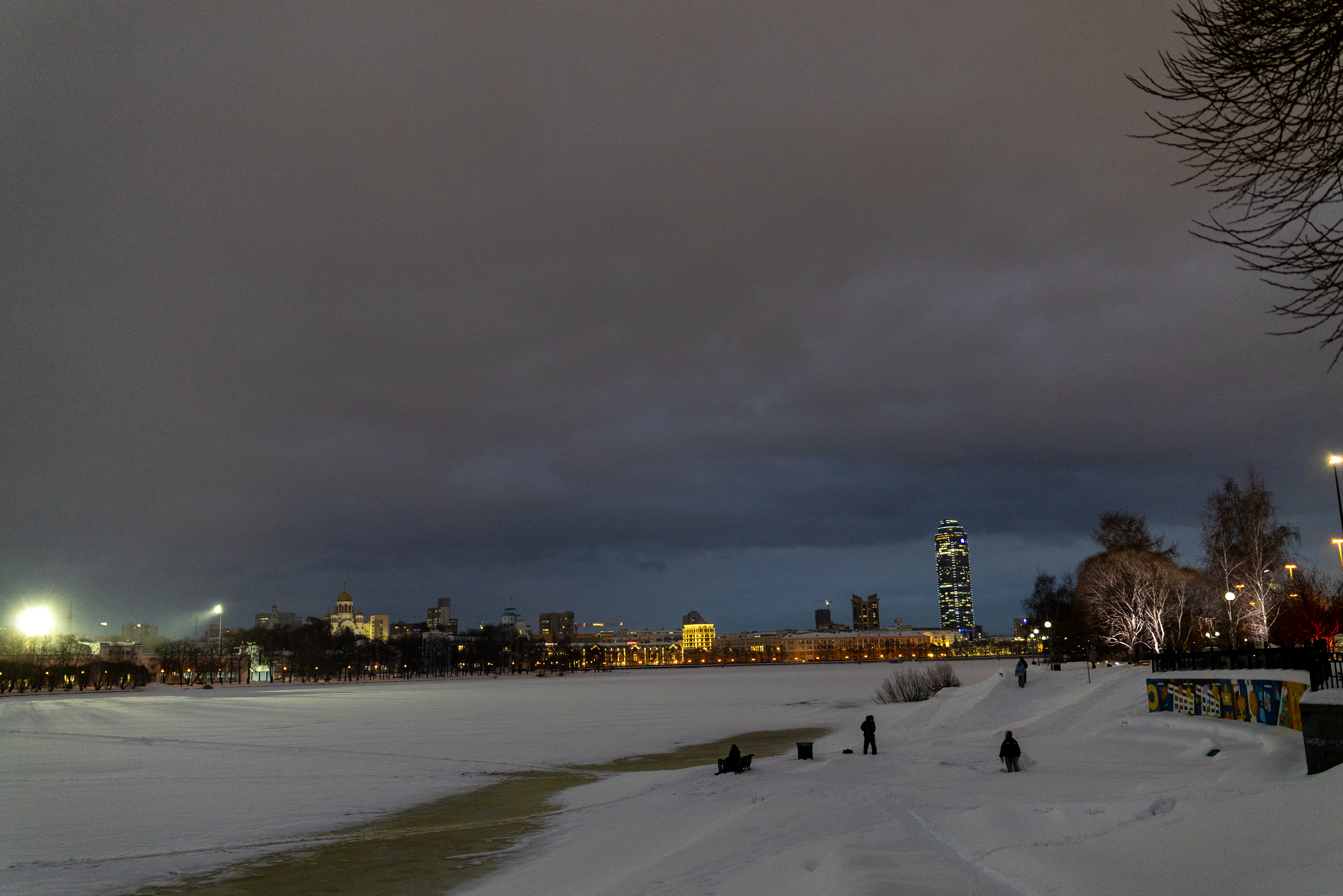 Река Исеть, мосты, индустриальный характер города — заводской фундамент и современная застройка.