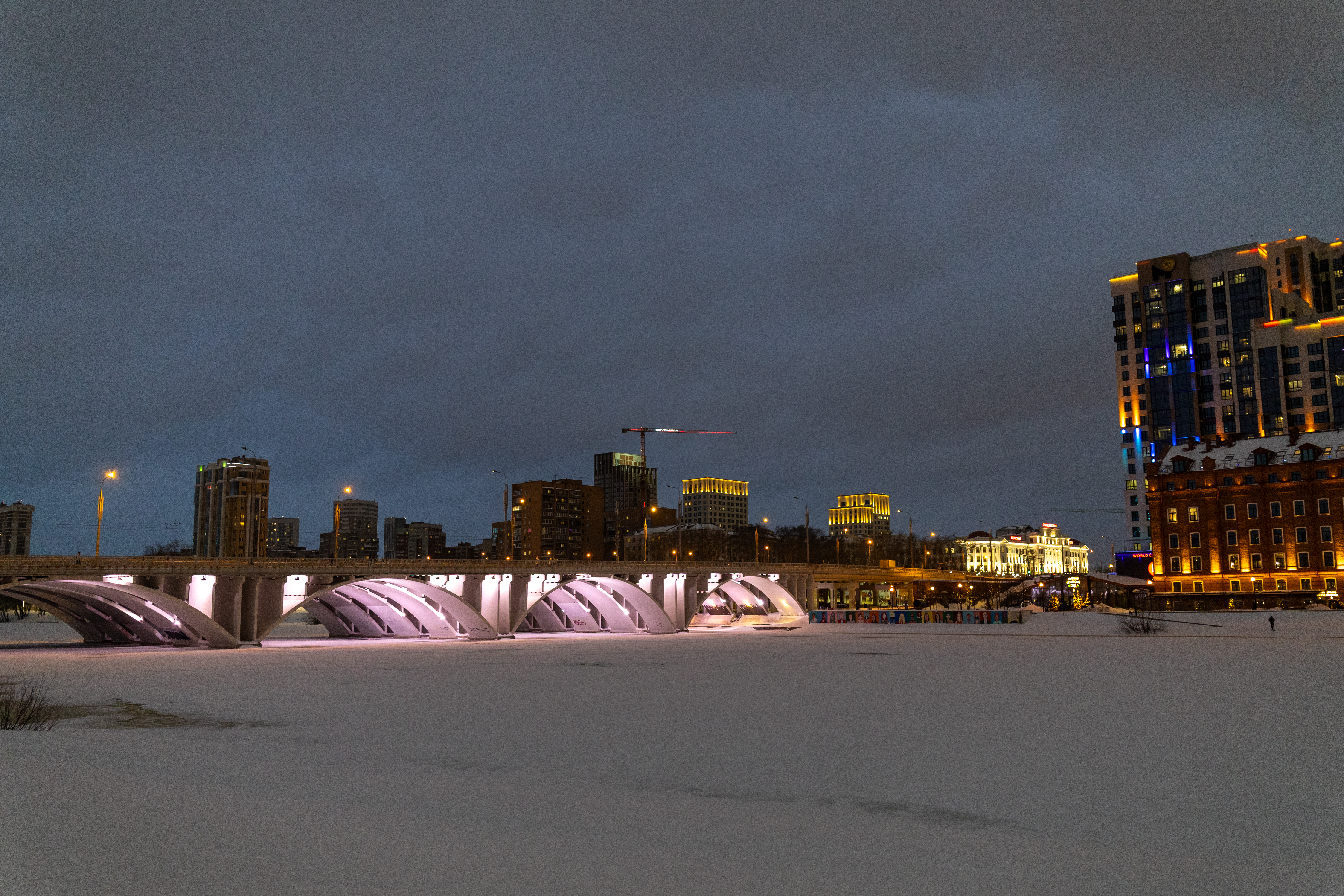 Тишина в центре: снег глушит звук, только скрип под ногами. Около Храма на Крови или в скверах.