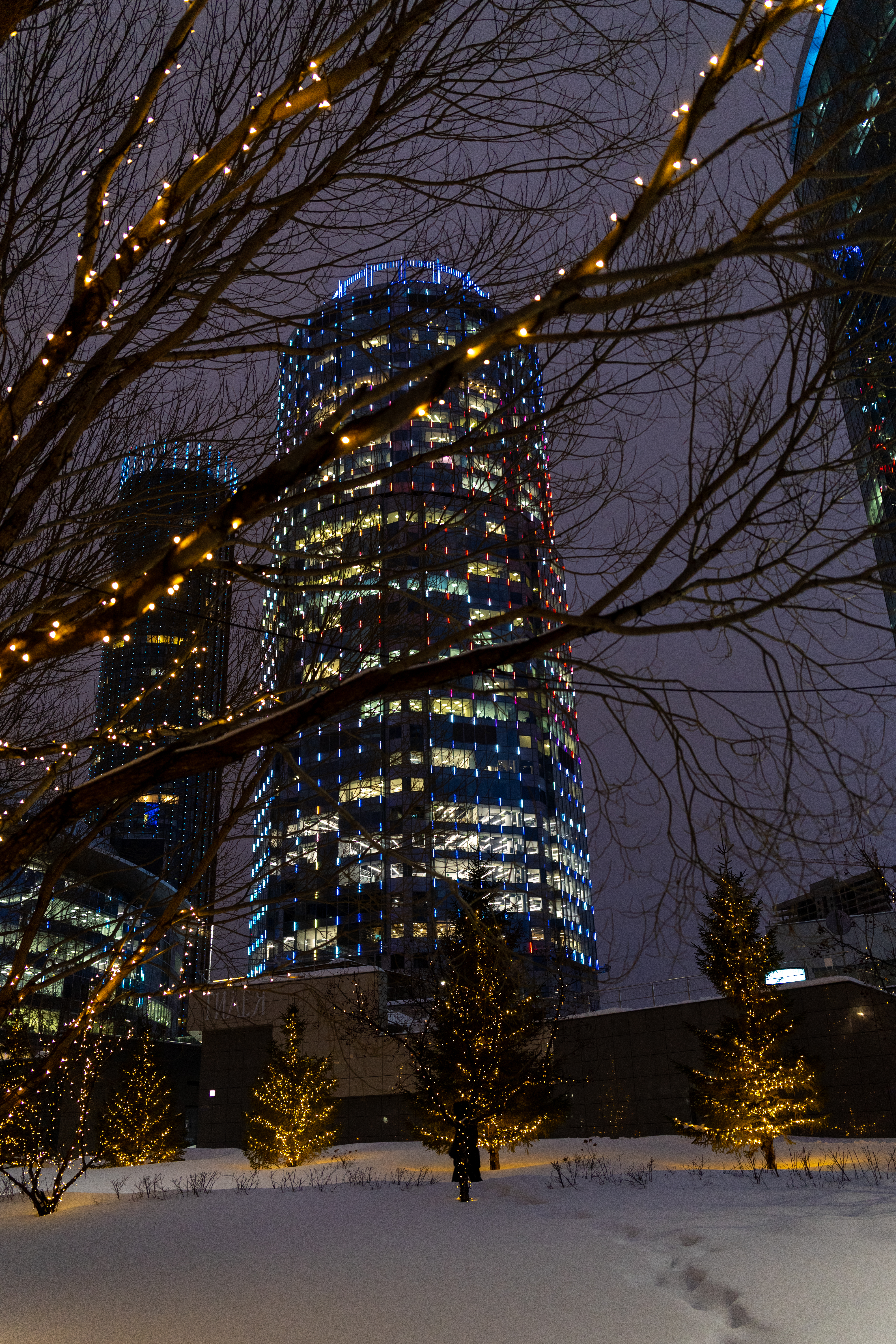 Барельефы на Плотинке — советский индустриальный эпос в камне: рабочие, металлурги, строители.