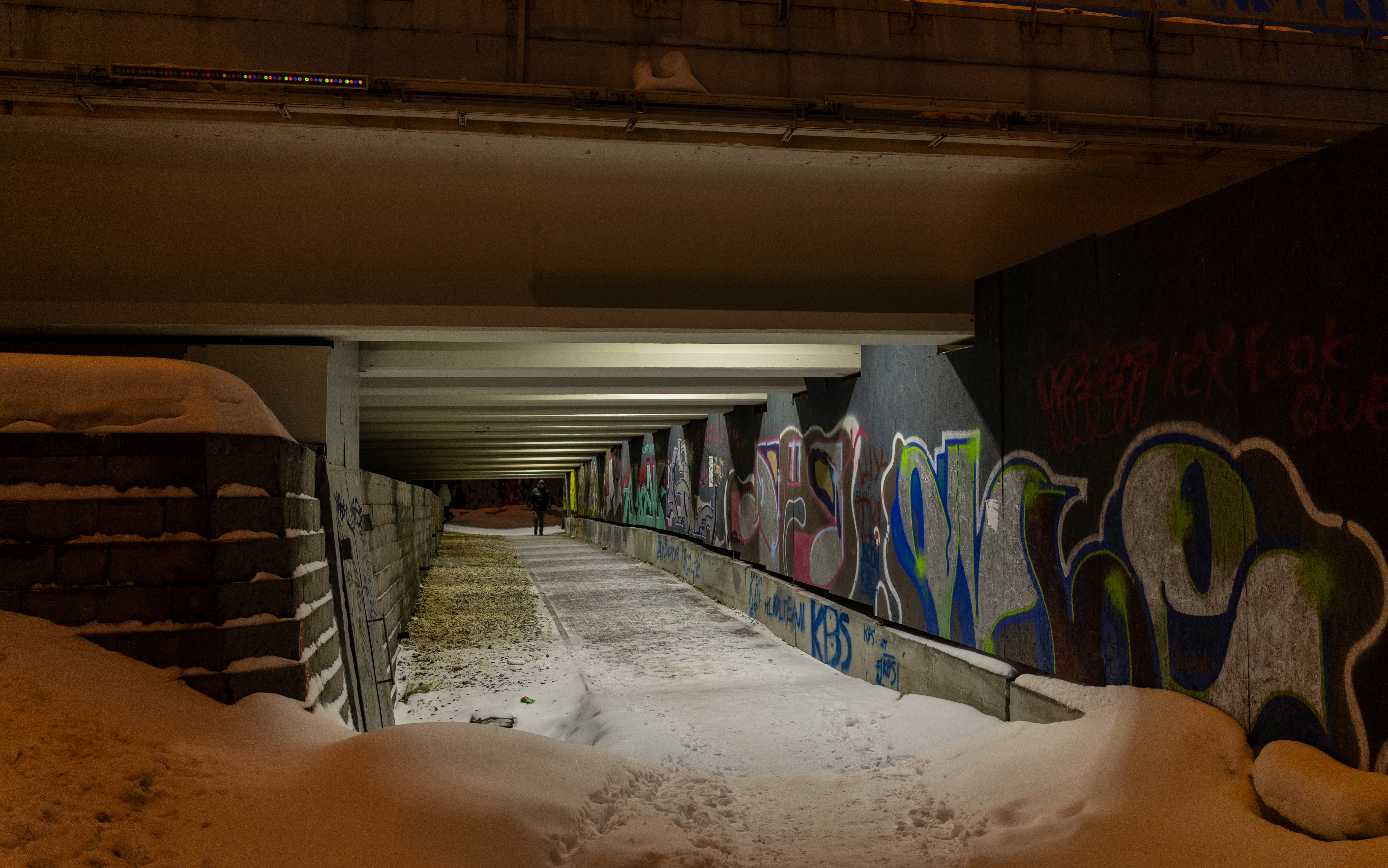 Вечерний Екатеринбург: огни города, отражения в воде и льду, мосты и высотки.