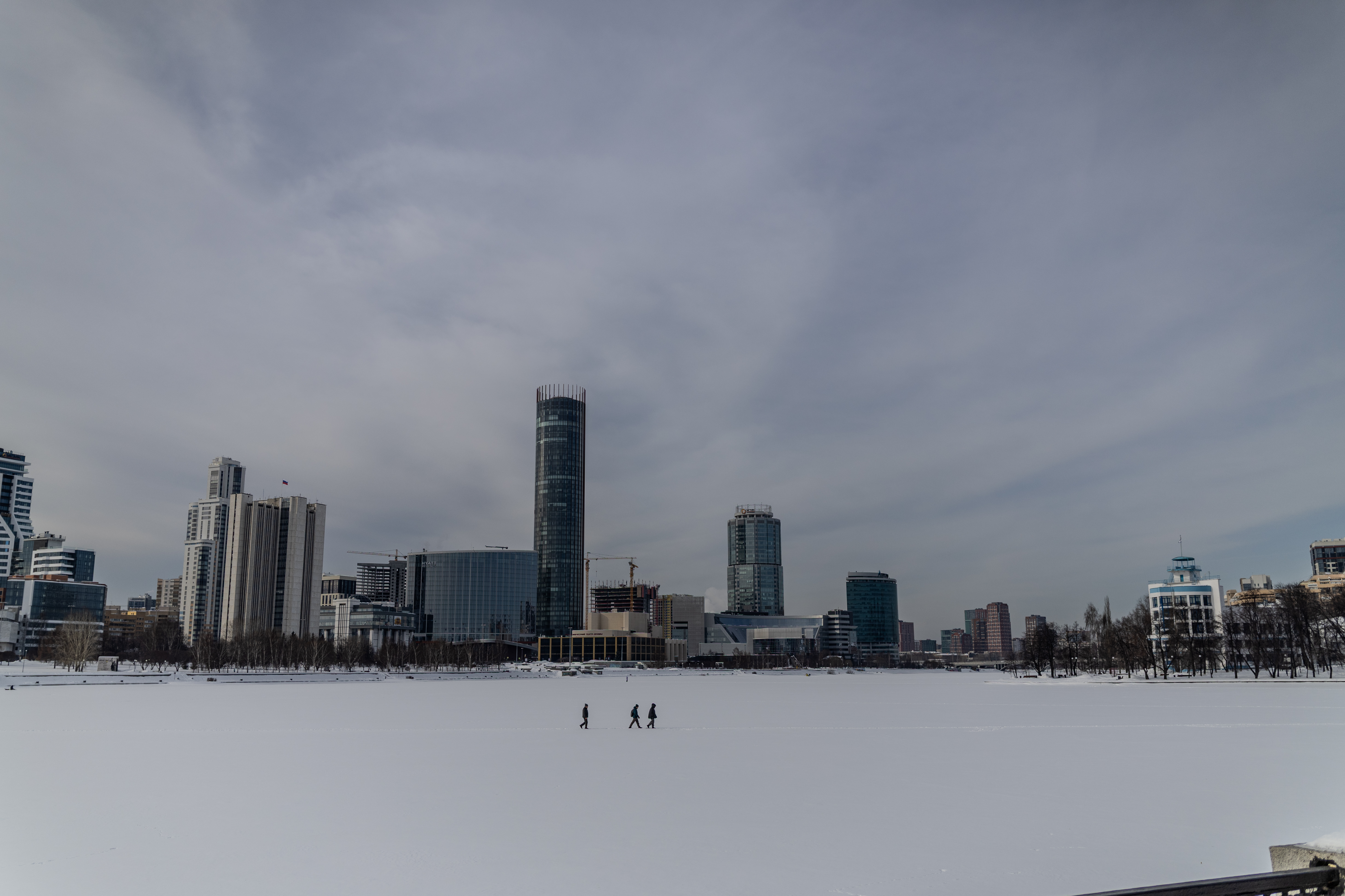 Мост через Исеть с вечерней подсветкой — один из узнаваемых видов набережной.