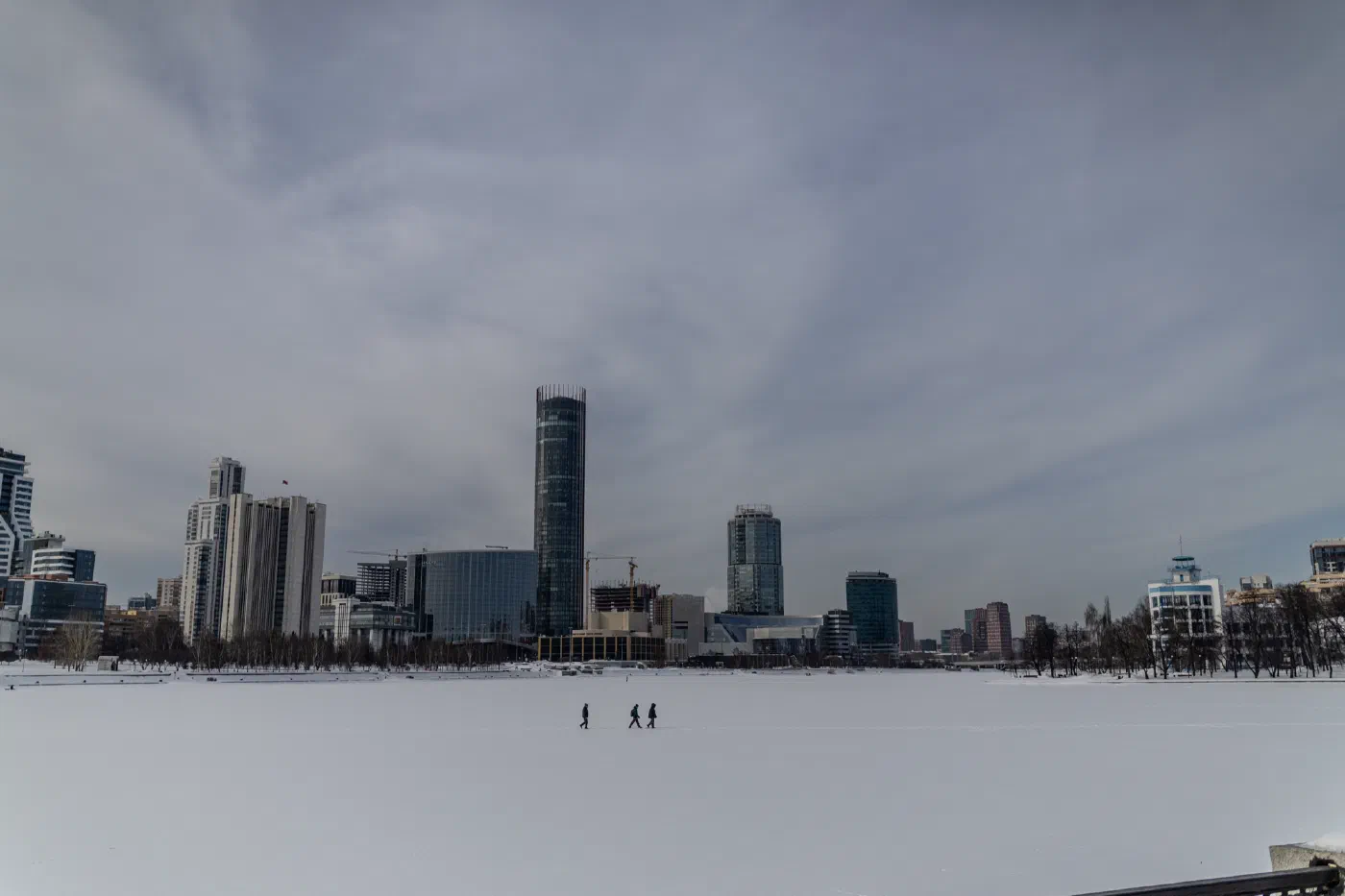 15 — Мост через Исеть Мост через Исеть с вечерней подсветкой — один из узнаваемых видов набережной.