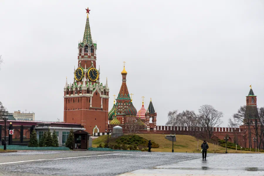 Спасская башня Кремля и купола собора Василия Блаженного в пасмурный день, Москва, Россия