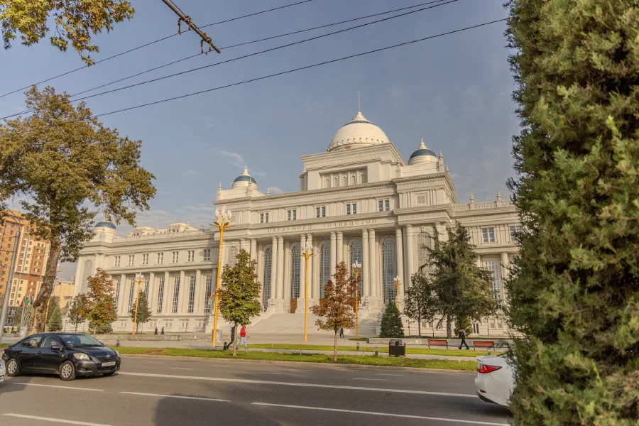 Белоснежное здание правительственного дворца с колоннами и куполами в солнечный день