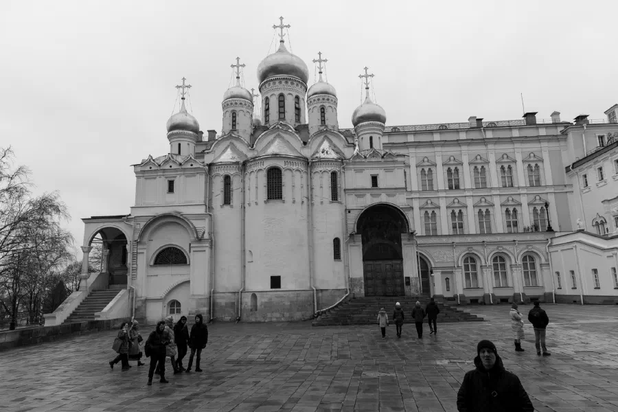 Чёрно-белый снимок старинного православного собора с куполами и прохожими на площади