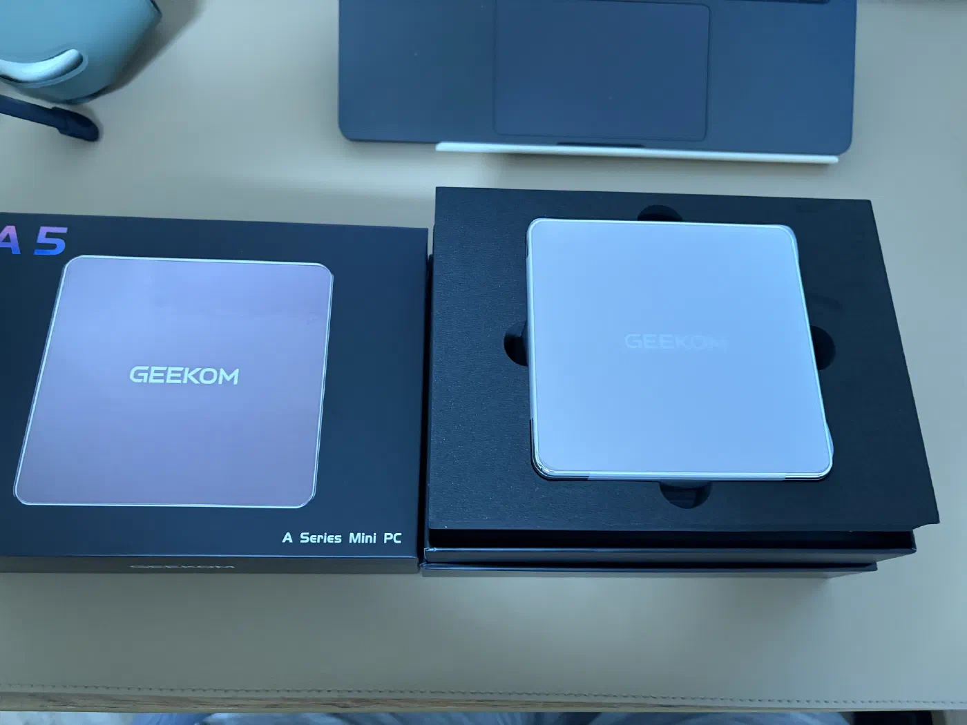 Богатый набор портов на GEEKOM A5 GEEKOM A5 - порты и разъёмы