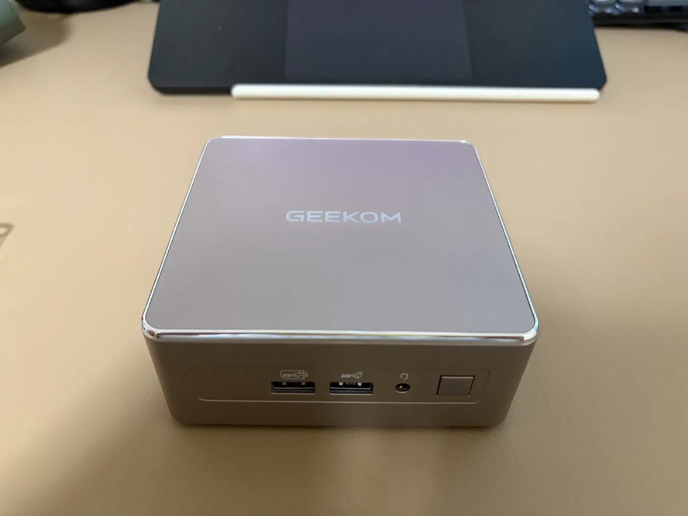 GEEKOM A5 на рабочем месте GEEKOM A5 в рабочей обстановке